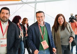 El secretario local de Plasencia, Alfredo Moreno, con Miguel Ángel Gallardo y Eva María Pérez.