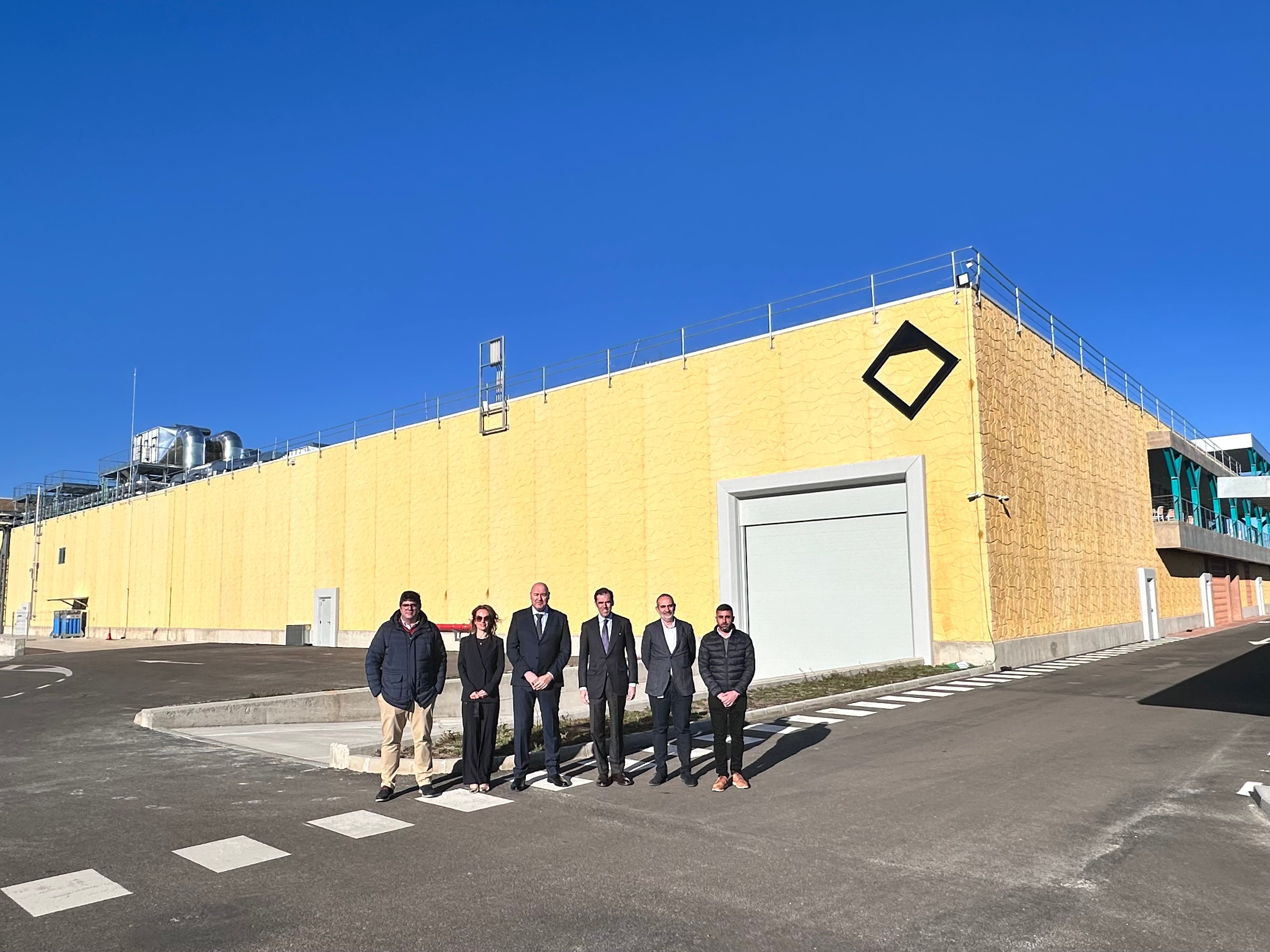 De izquierda a derecha, Rafael Benjumea, Rebeca Brandys y Antonio Córdova muestran uno de los primeros diamantes producido en la planta de Trujillo.