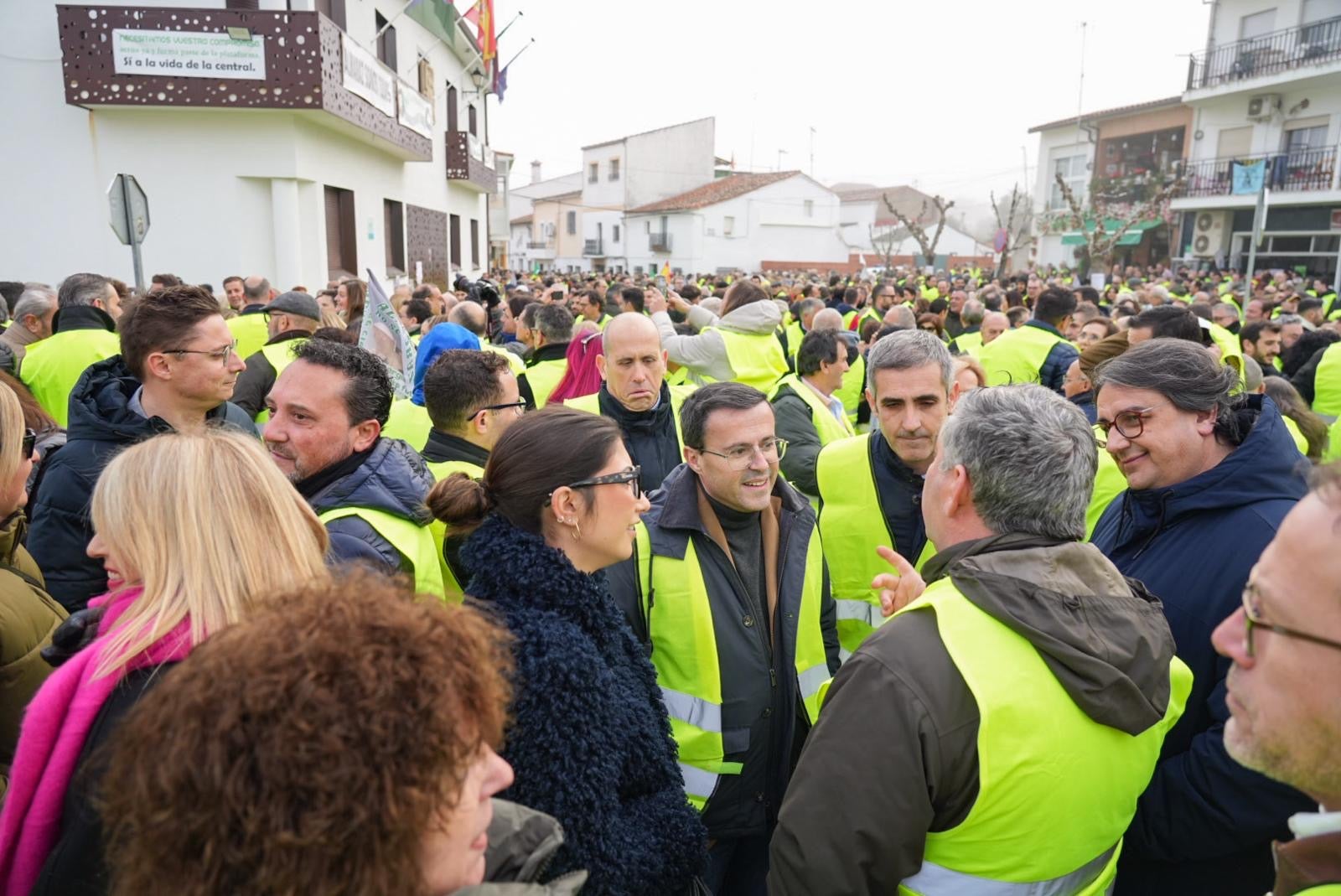 El líder de los socialistas extremeño, Miguel Ángel Gallardo, también ha estado en la protesta, donde ha señalado que «el PSOE de Extremadura está a favor de Almaraz pero las empresas deben solicitar la prórroga».