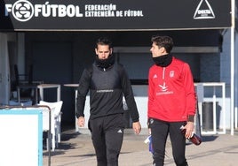 Álex Quesada, en la imagen con Álex Alegría, repetirá como titular en la portería en Olivenza.