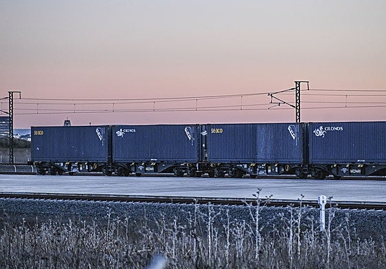 El primer tren de mercancías parte de la plataforma logística hacia Sines