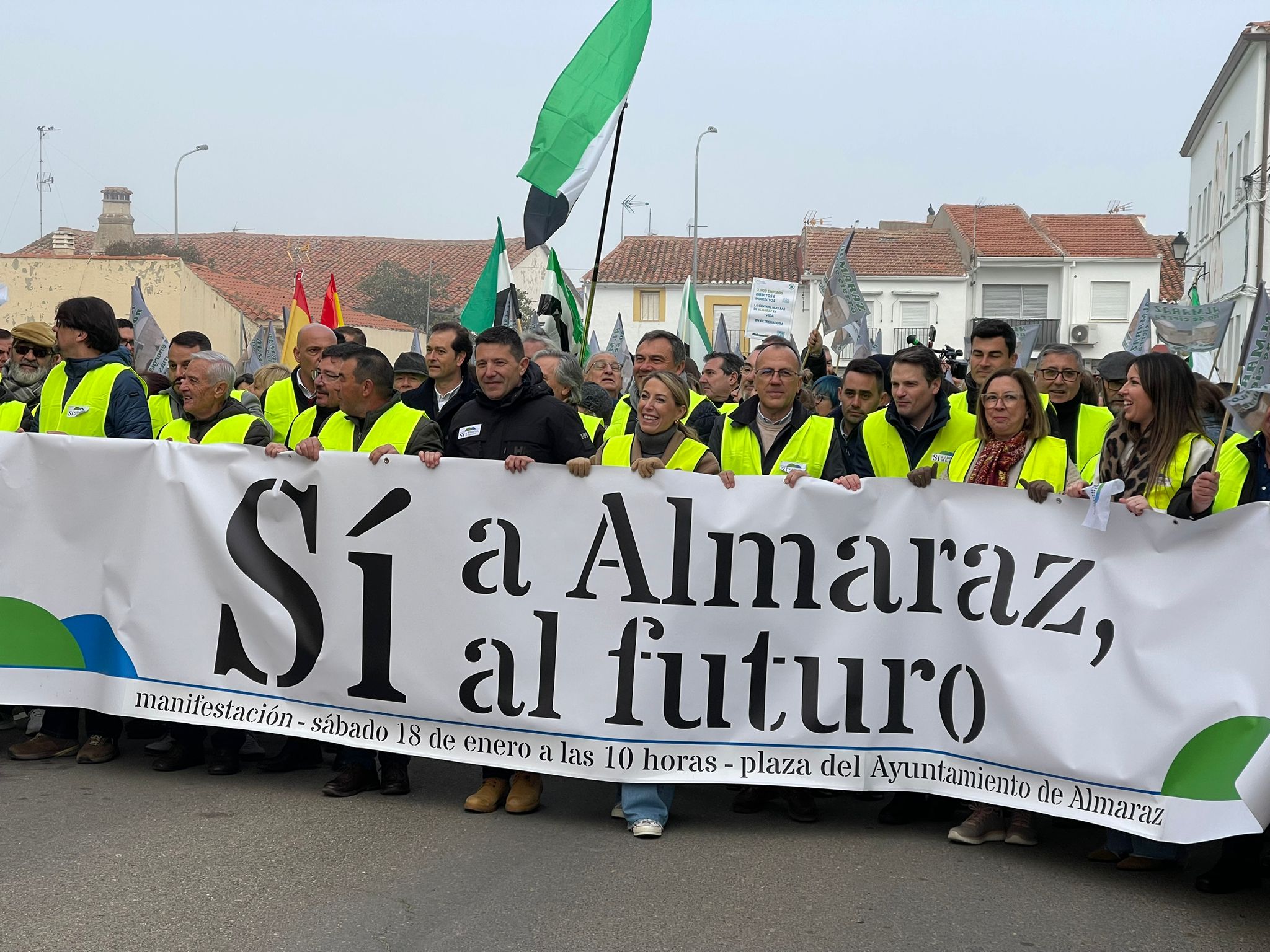 La presidenta de la Junta de Extremadura ha encabezado la marcha. Junto a María Guardiola han estado los consejeros Abel Bautista y Mercedes Morán. 