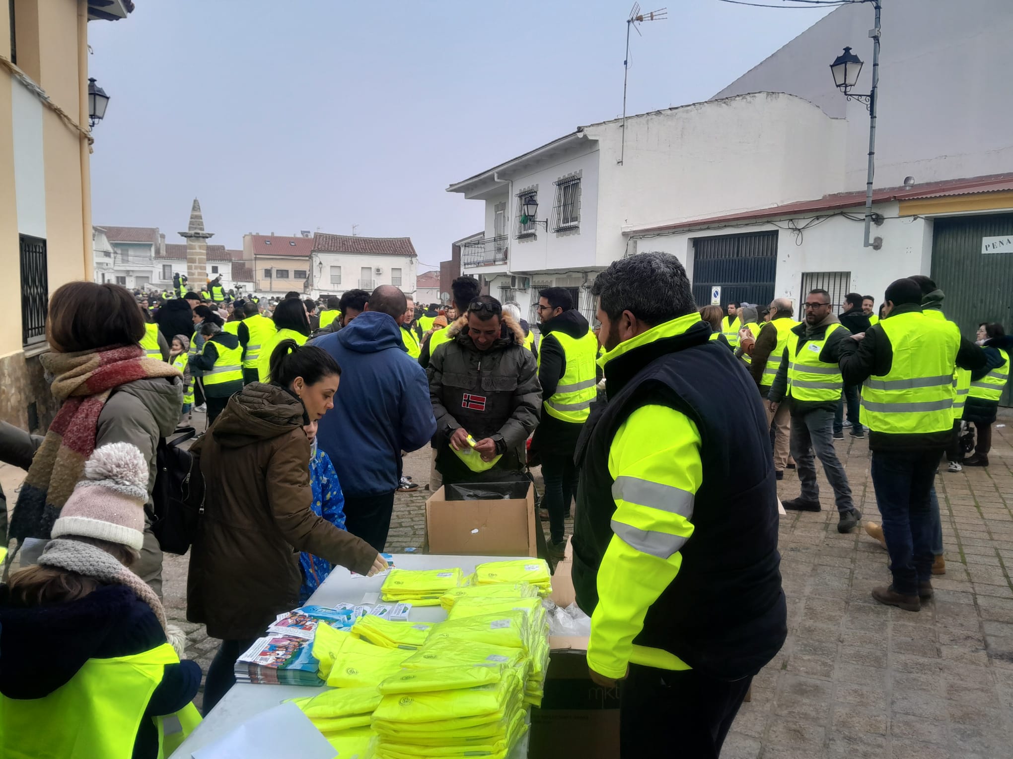 Reparto de material al inicio de la protesta. 