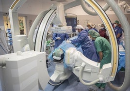 Profesionales sanitarios durante una operación en el Hospital Universitario de Badajoz.