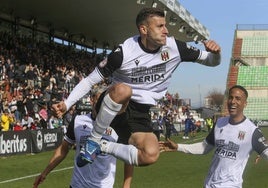 Javi Eslava celebra su segundo tanto ante el Marbella.