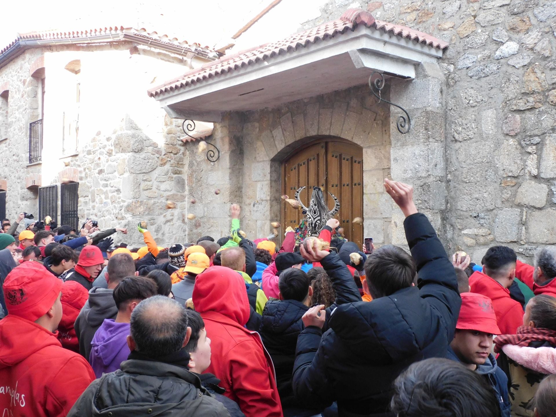 Toneladas de nabos caen sobre Jarramplas