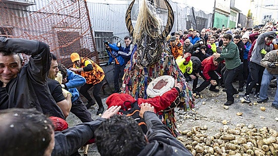 Toneladas de nabos caen sobre Jarramplas
