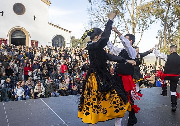 El grupo de folclore de Aldea Moret durante su actuación y el público delante de la ermita de la Paseo Alto en la romería de los Santos Mártires.