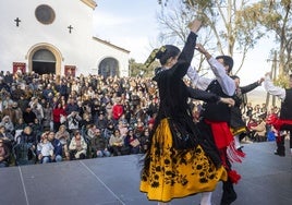 El grupo de folclore de Aldea Moret durante su actuación y el público delante de la ermita de la Paseo Alto en la romería de los Santos Mártires.