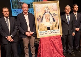 Francisco Martínez (Junta de Cofradías); Ventura Gómez (autor del cartel); Santos Villafaina (hermandad del Santísimo Sacramento) y Raúl Gordillo (alcalde), junto al cartel oficial.