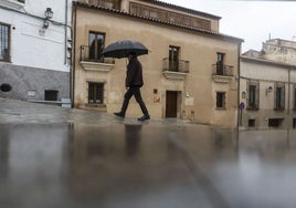 La casa Torremochada (al fondo) está en la plaza de Santa Clara de Cáceres y está vacía desde 2023.