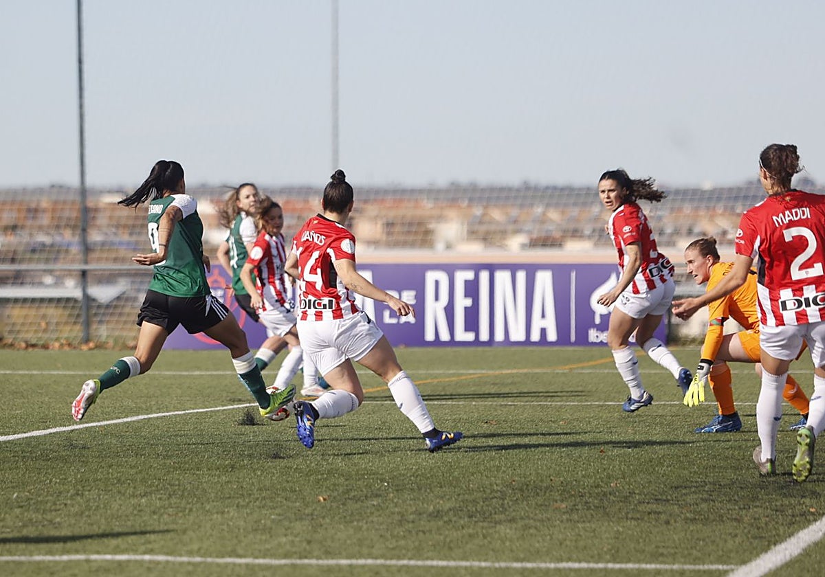 Acción del choque de octavos de Copa de la Reina entre el Cacereño Femenino y el Athletic.
