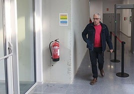El alcalde de Castuera, Francisco Martos, abandona los juzgados de Badajoz tras su declaración como investigado en el caso Azagra, el viernes 17 de enero.