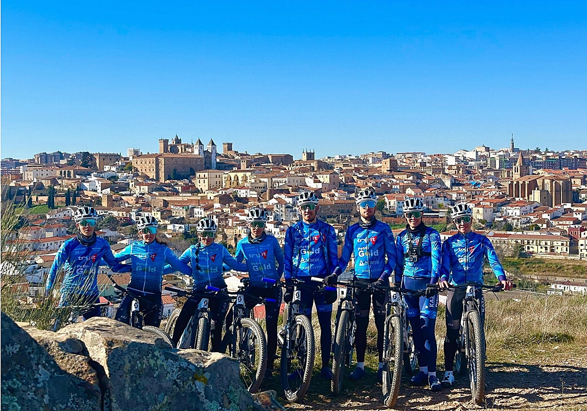 Los componentes del Kazajoz Team posan con la Ciudad Monumental de Cáceres al fondo.
