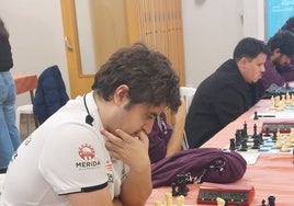 Jaime Santos Latasa, del Magic, durante su partida en la tercera jornada del Campeonato de Extremadura.