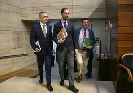 Diputados de Vox acceden al hemiciclo para un pleno en la Asamblea de Extremadura.