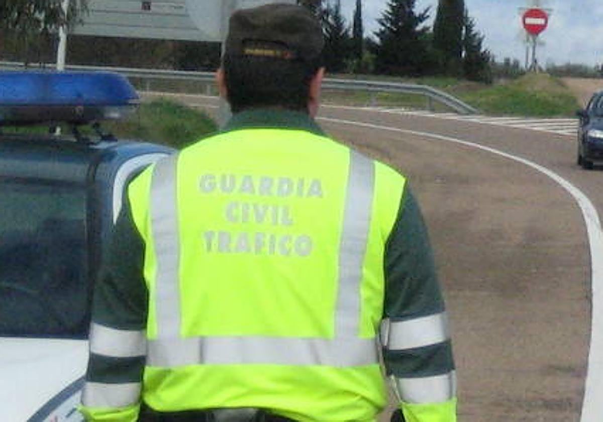 Herido un hombre de 65 años al salirse de la vía y volcar en la A-5 cerca de Villamesías