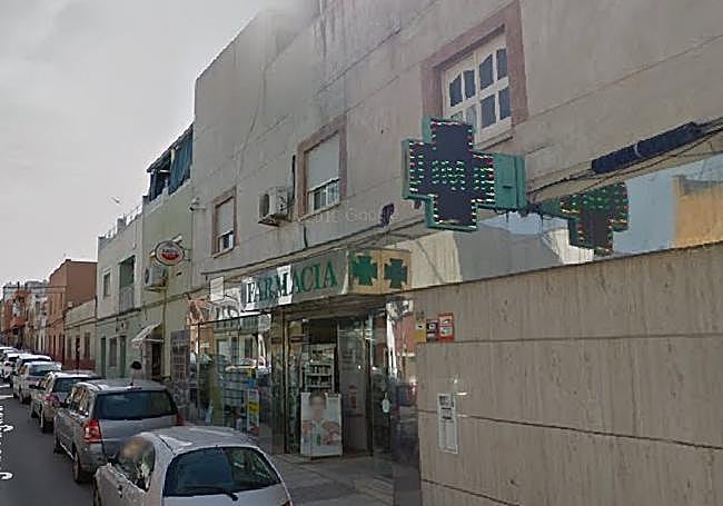 La farmacia asaltada se encuentra en la calle que conecta la avenida María Auxiliadora con la estación de autobuses.
