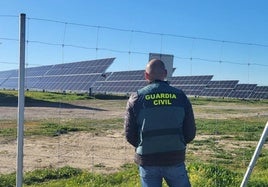 Un guardia civil junto a la planta solar.