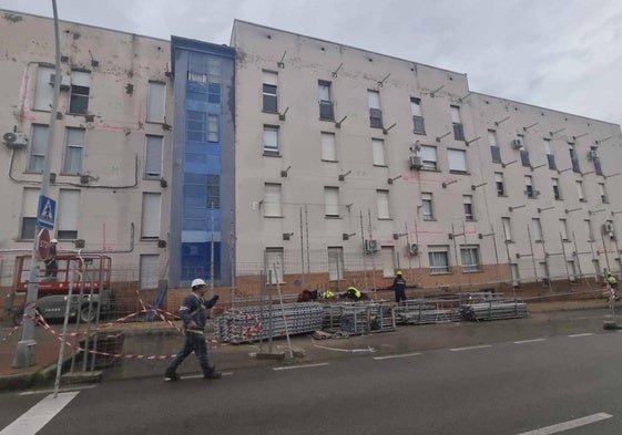 Los operarios trabajando en los bloques de Nueva Ciudad.