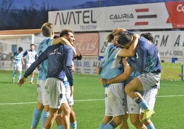 Celebración del tanto de Juanjo Chavalés que dio el triunfo al Coria ante el Real Madrid C.