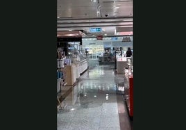 Estado de la planta baja del centro comercial tras las lluvias.