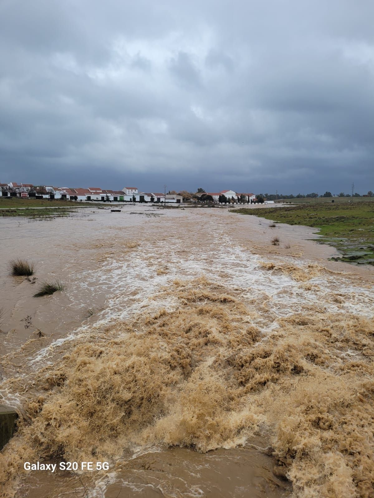 En Ahillnoes existen dos arroyos que confluyen pasadas las escuelas formando el arroyo Avilés, inicio del río Matachel. Esta imagen está tomada desde el puente sobre uno de los dos arroyos. La crecida no ha afectado a ninguna zona del pueblo porque ambos arroyos discurren por el costado oeste, alejados de las viviendas. Solo en los aledaños del colegio, las aguas han avanzado inundando la entrada, pero sin ningún daño de consideración. Por precaución se han suspendido las clases.  