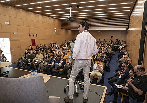 Los asistentes llenaron el salón de actos del edificio Cajalmendralejo.