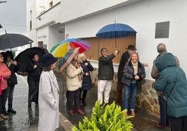 Acto de colocación de la placa que distingue a Tamurejo con el Premio Comunidad Sostenible.