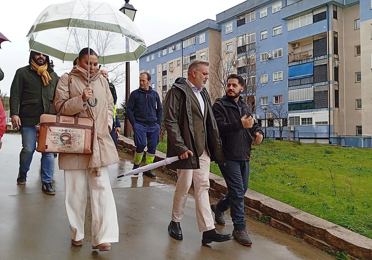 Fernando Pizarro charla con el presidente del PIR Los Monjes en su visita al barrio.