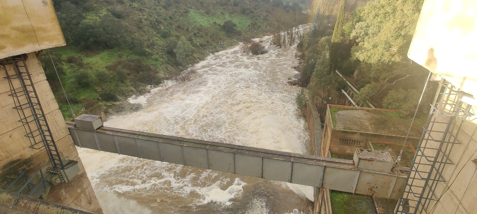 Embalse de Valuengo aliviando agua.