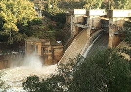 Presa de Valuengo, en Jerez de los Caballeros, que ya está desembalsando agua.