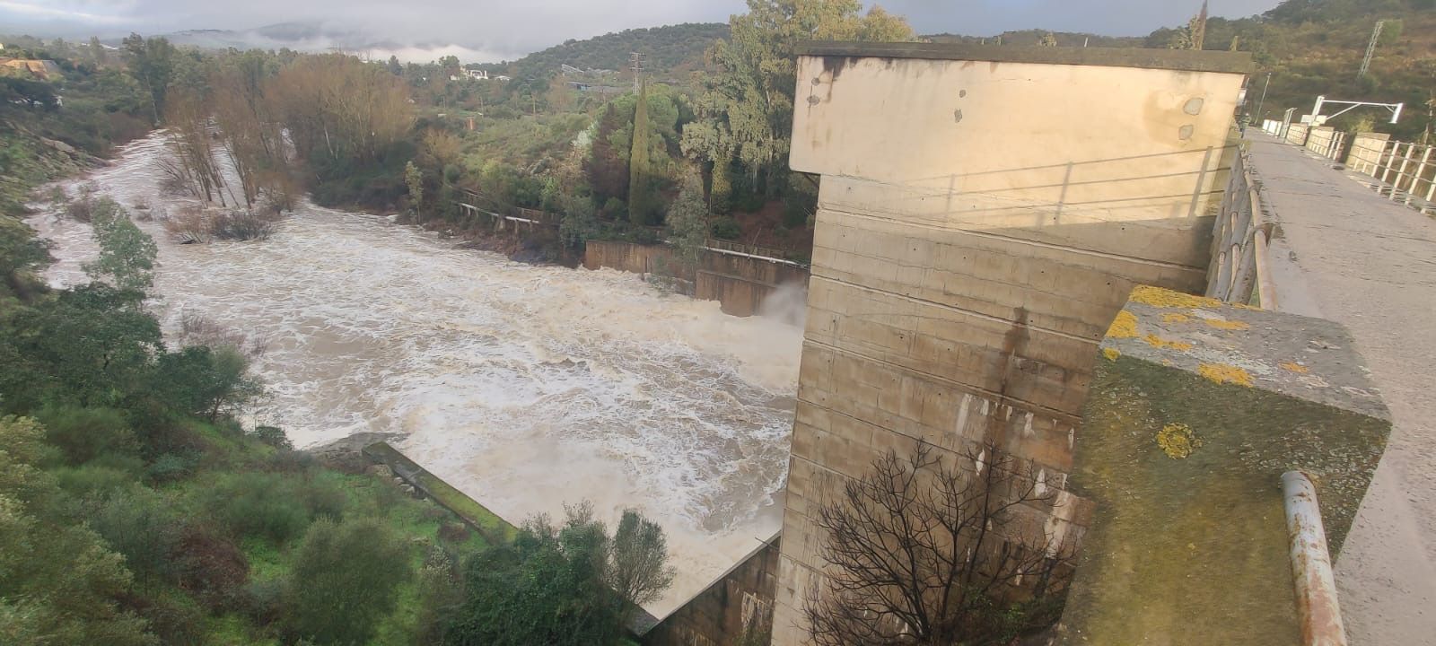 Embalse de Valuengo aliviando agua.