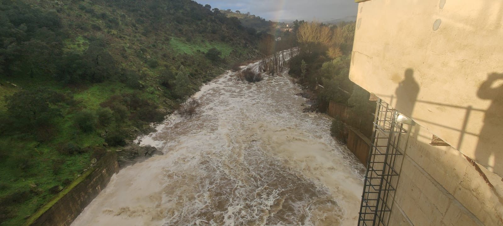 Embalse de Valuengo aliviando agua.