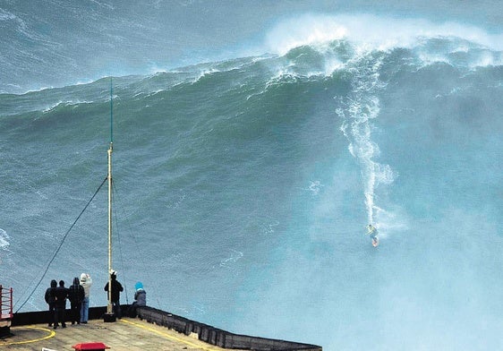 McNamara cabalga la ola de su vida, 30 metros de agua en la playa de Nazaré (Portugal) en enero de 2013.