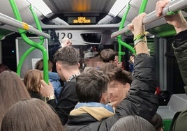 Imagen del interior de un bus de la línea 8 tomada el pasado día 18, sábado, a las 19.14 horas.