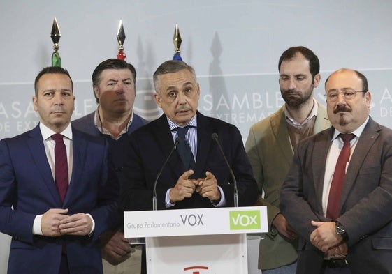 Ángel Pelayo Gordillo, de Vox, ha comparecido junto a los otros cuatro diputados de su grupo en la Asamblea.