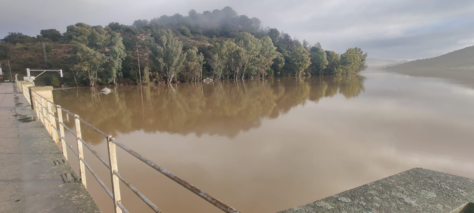 Embalse de Valuengo aliviando agua.