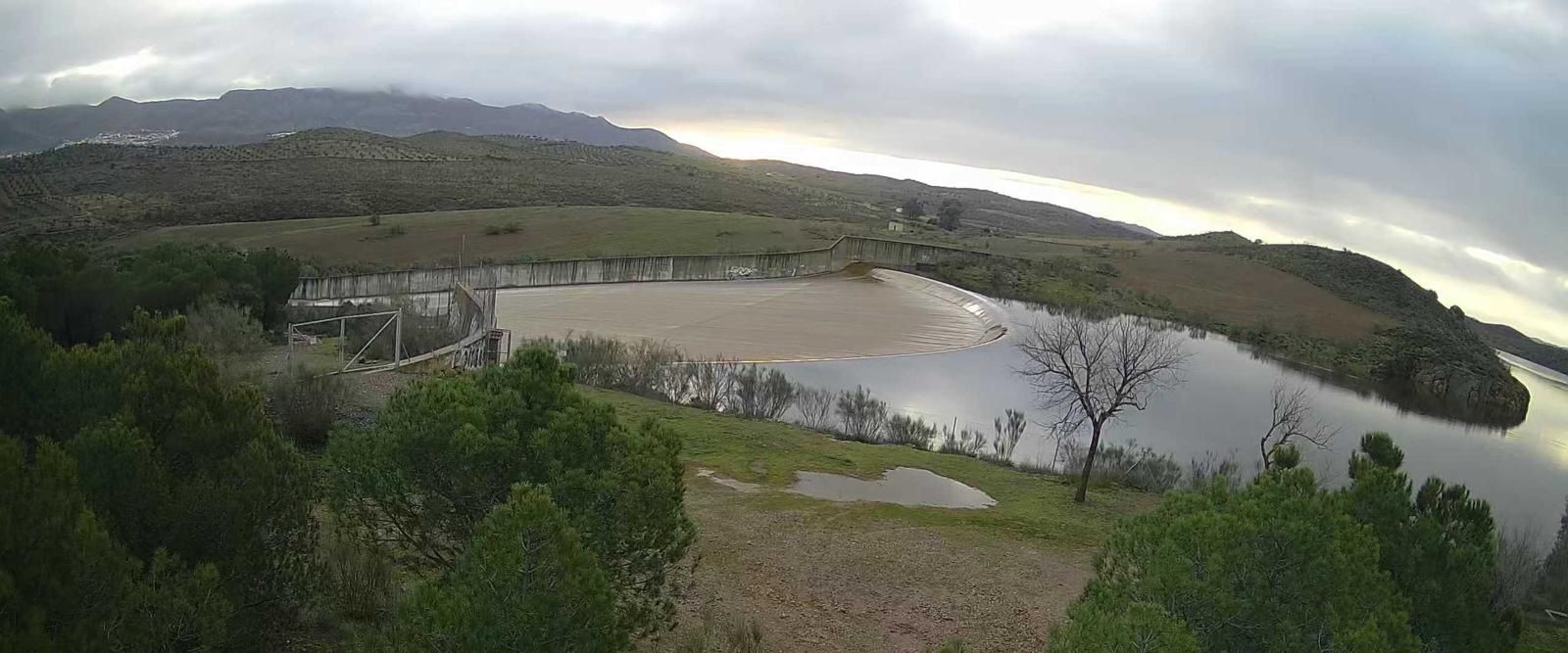 Presa de Los Molinos, que ya está desembalsando agua por el aliviadero.