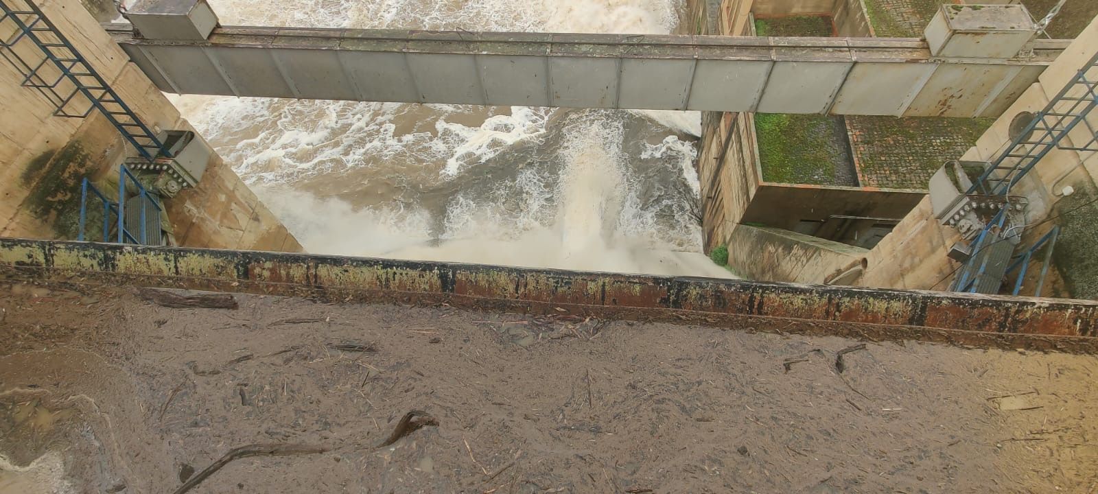 Embalse de Valuengo aliviando agua.