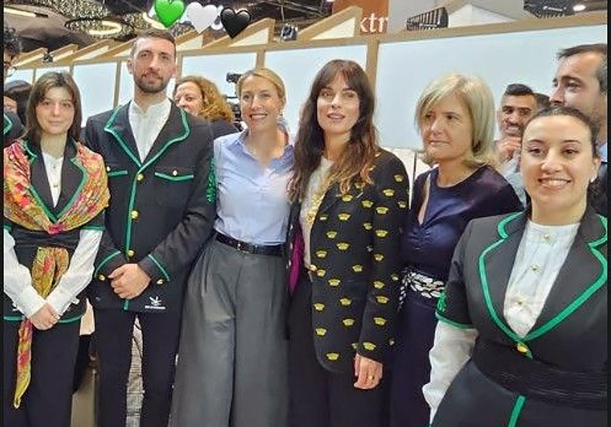 Marina Conde mostró sus diseños a María Guardiola, presidenta de Extremadura.