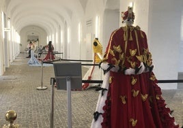 Exposición sobre una «reinterpretación» de siete icónicos looks de Freddie Mercury en El Hospital Centro Vivo de Badajoz.