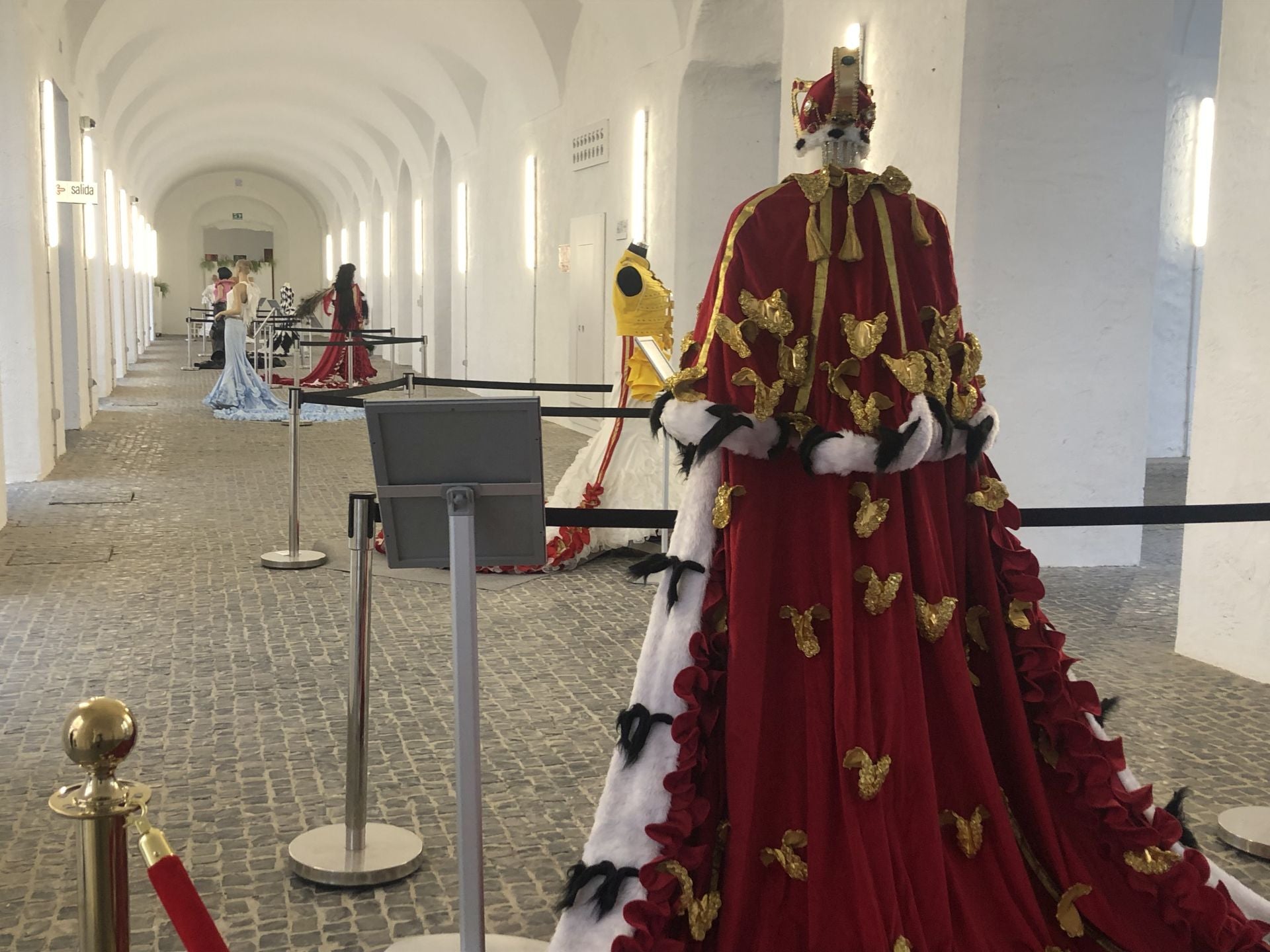 Exposición sobre una «reinterpretación» de siete icónicos looks de Freddie Mercury en El Hospital Centro Vivo de Badajoz.