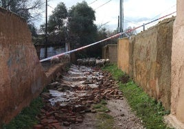 Muro derribado en un camino en las inmediaciones de Fuente Fría.