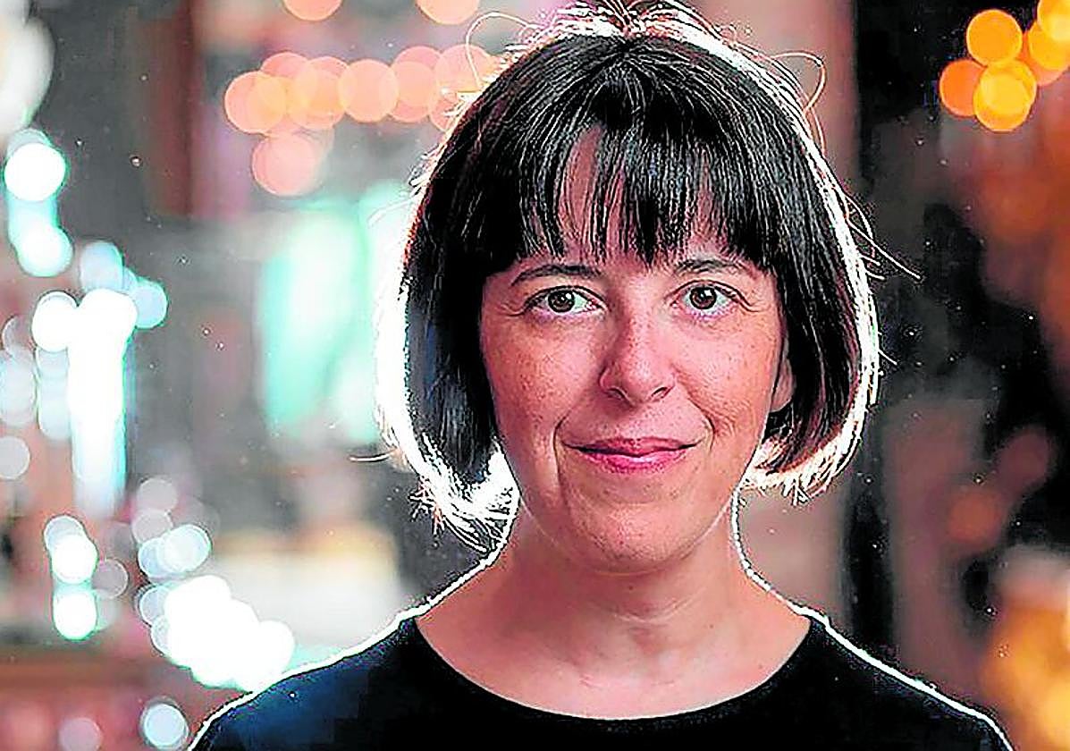 Adón utiliza una técnica impecable para dosificar datos y hechos.