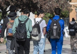 Estudiantes de Badajoz a la salida del instituto.