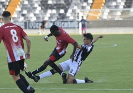 Jesús Sánchez con Baaqi, que esta semana dejó el Azuaga, en el partido de ida entre el Badajoz y el Azuaga.