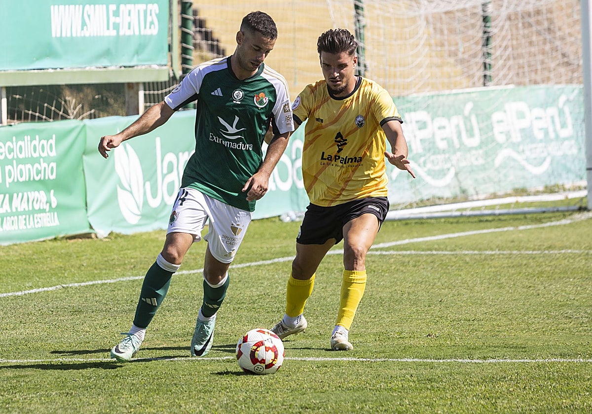 Adri Pérez, presionado por un jugador del Atlético Paso en el partido de ida en el Príncipe Felipe.