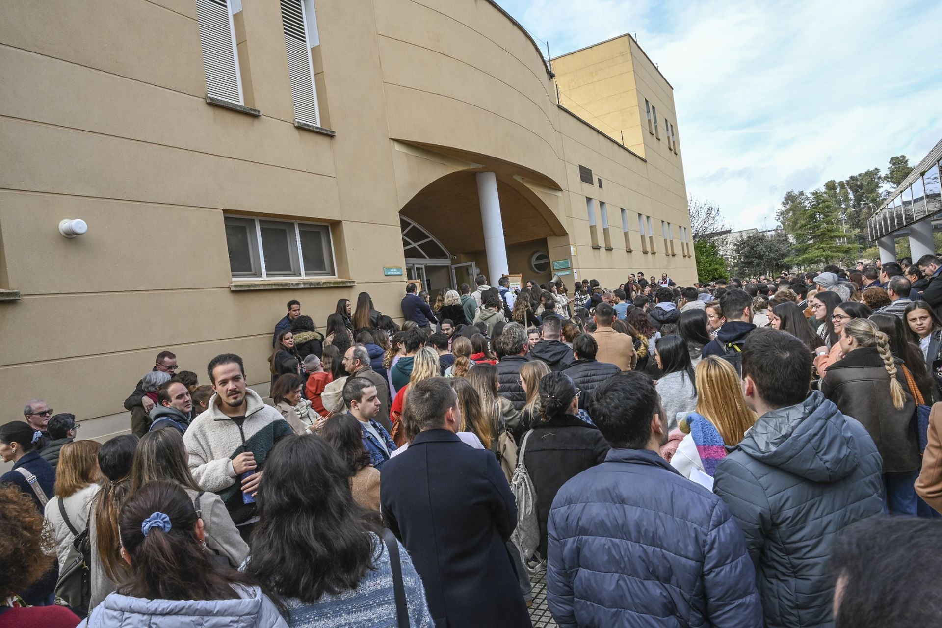 FOTOS | Los candidatos se presentan a los exámenes del MIR en Extremadura