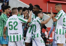 Ángel Ortiz celebra el gol que dio la victoria al Betis en Mallorca.